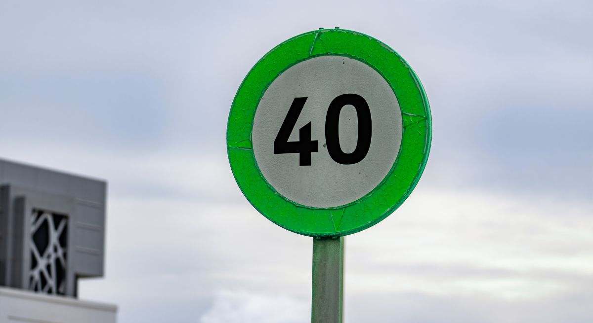 Montaje señal de velocidad máxima con fondo verde