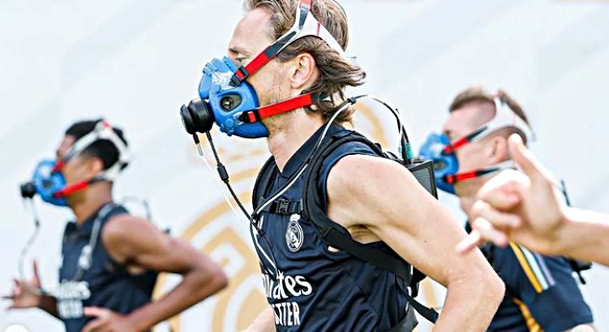 Modric con un respirador, con Kroos y Bellingham al fondo