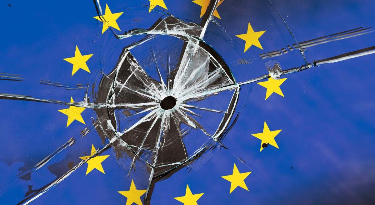 Cristal roto sobre la abandera del euro