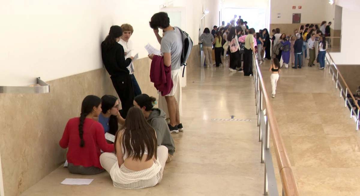 Alumnos universitarios en su primer día de clase.
