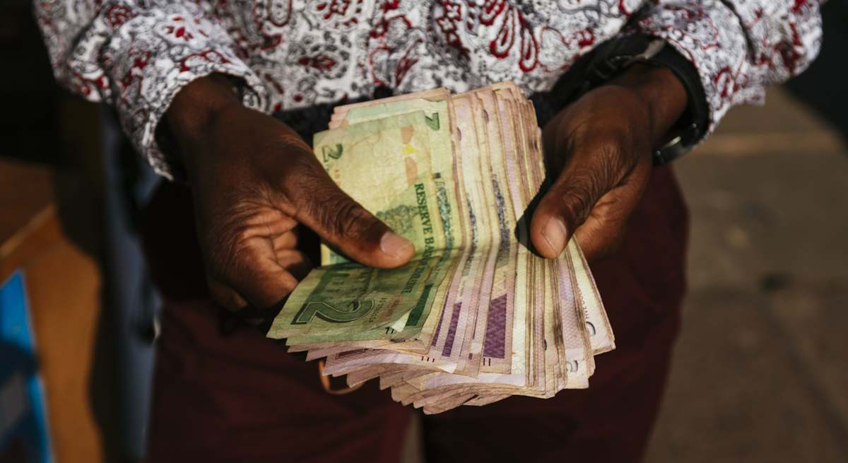 billetes-zimbabue-blumber-1200x655.jpg