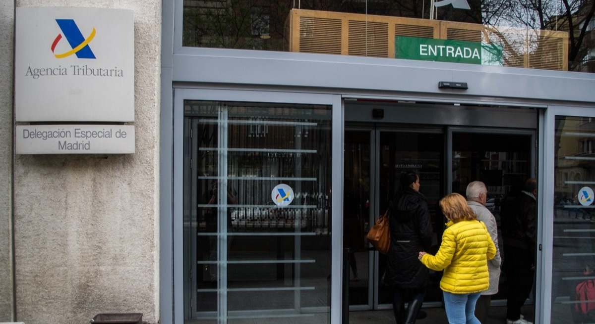 Varias personas entran a una delegación de la Agencia Tributaria