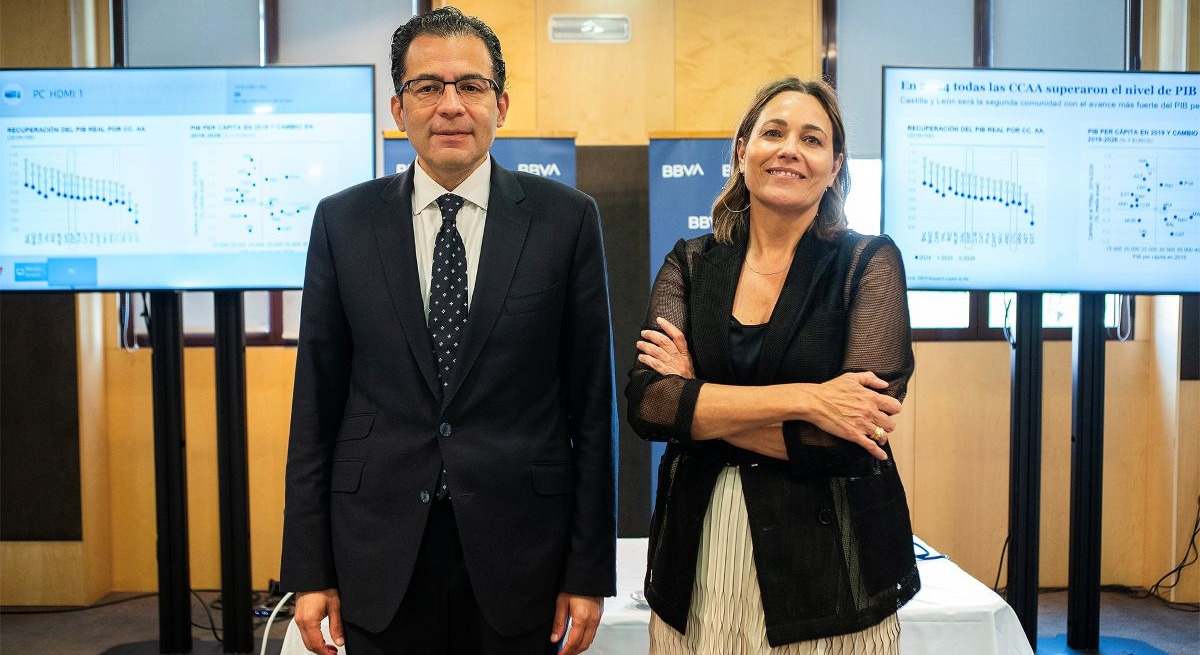 el economista jefe de BBVA Research para España, Miguel Cardoso, y la directora de la Territorial Noroeste de BBVA, Guadalupe Hernández,