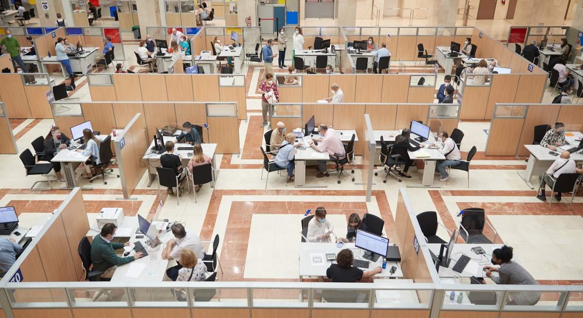 1200-x-655-Funcionarios-Agencia-Tributaria--Campana-IRPF-EFE.jpg