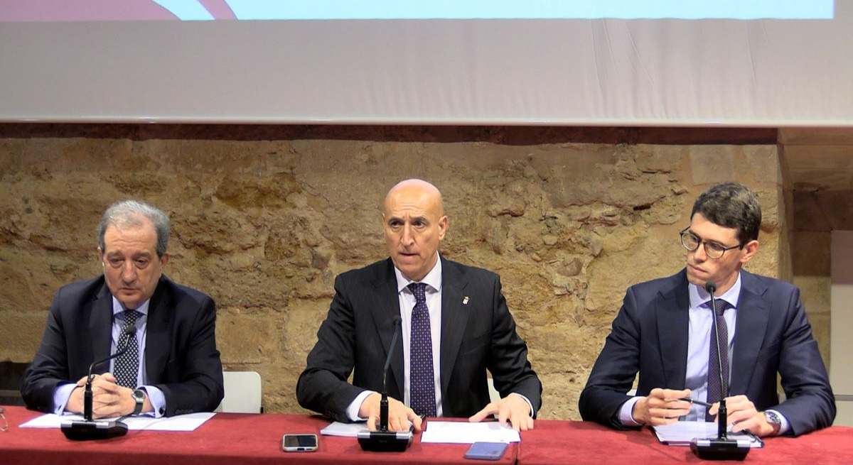 "El alcalde de León durante la presentación del informe jurídico para lograr la autonomía