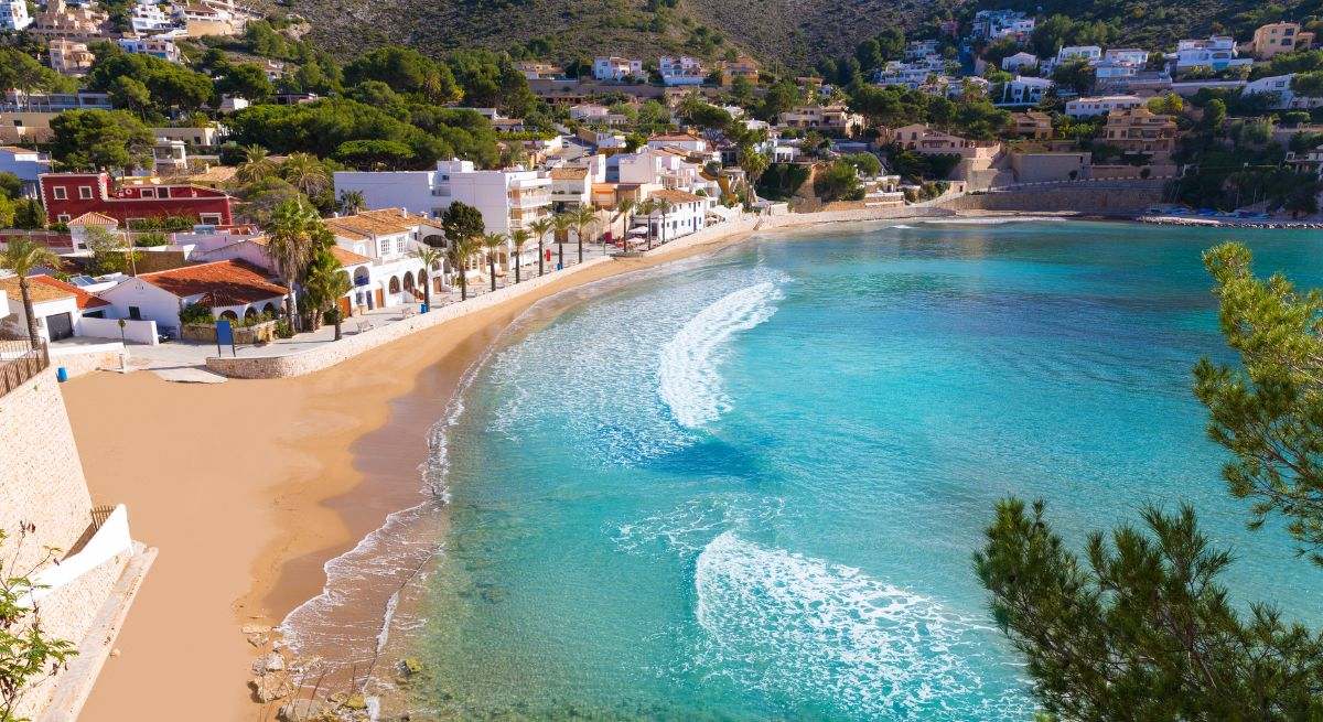 Playa en el pueblo del mediterráneo