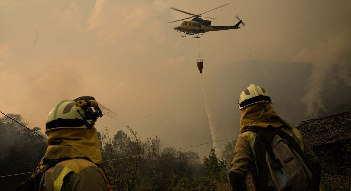 Los bomberos trabajan en la extinción de un incencio / EP