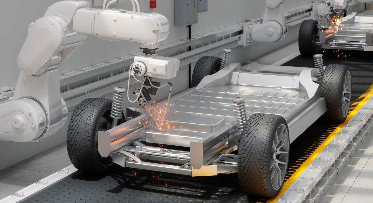 Vista en primer plano de los brazos robóticos ensamblando automóviles en la fábrica de automóviles