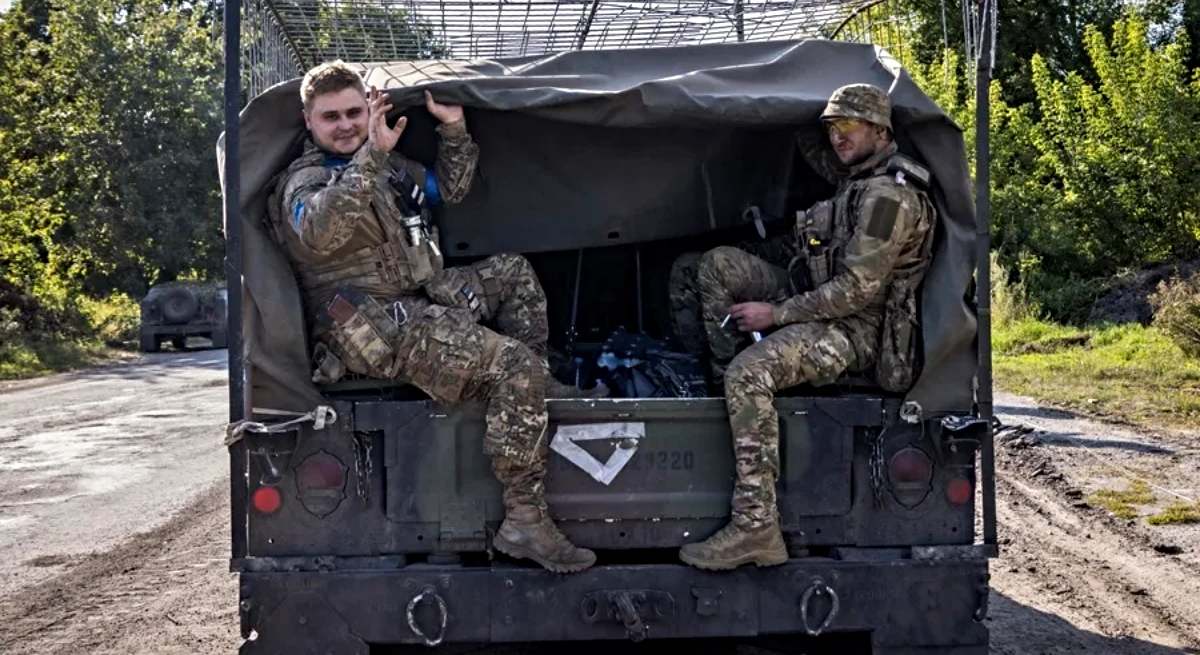 Dos soldados ucranianos a bordo de un vehículo en Kursk