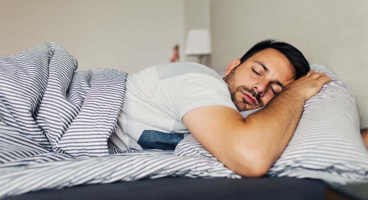 Un hombre descansa plácidamente en su casa