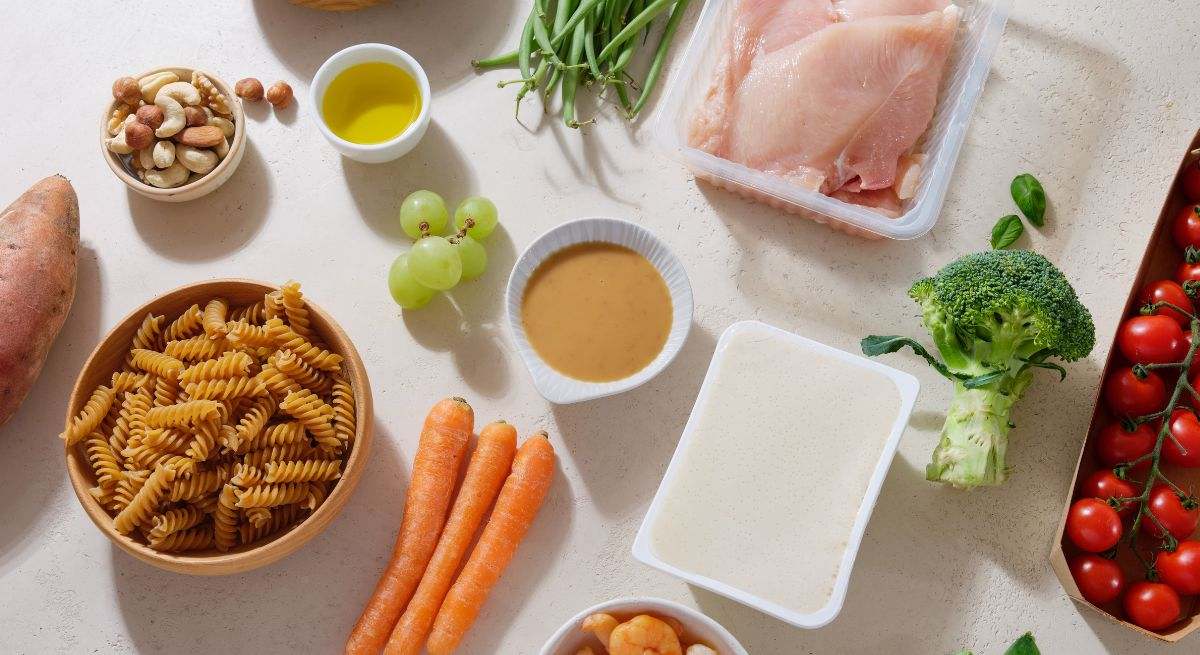Varios alimentos situados encima de una mesa