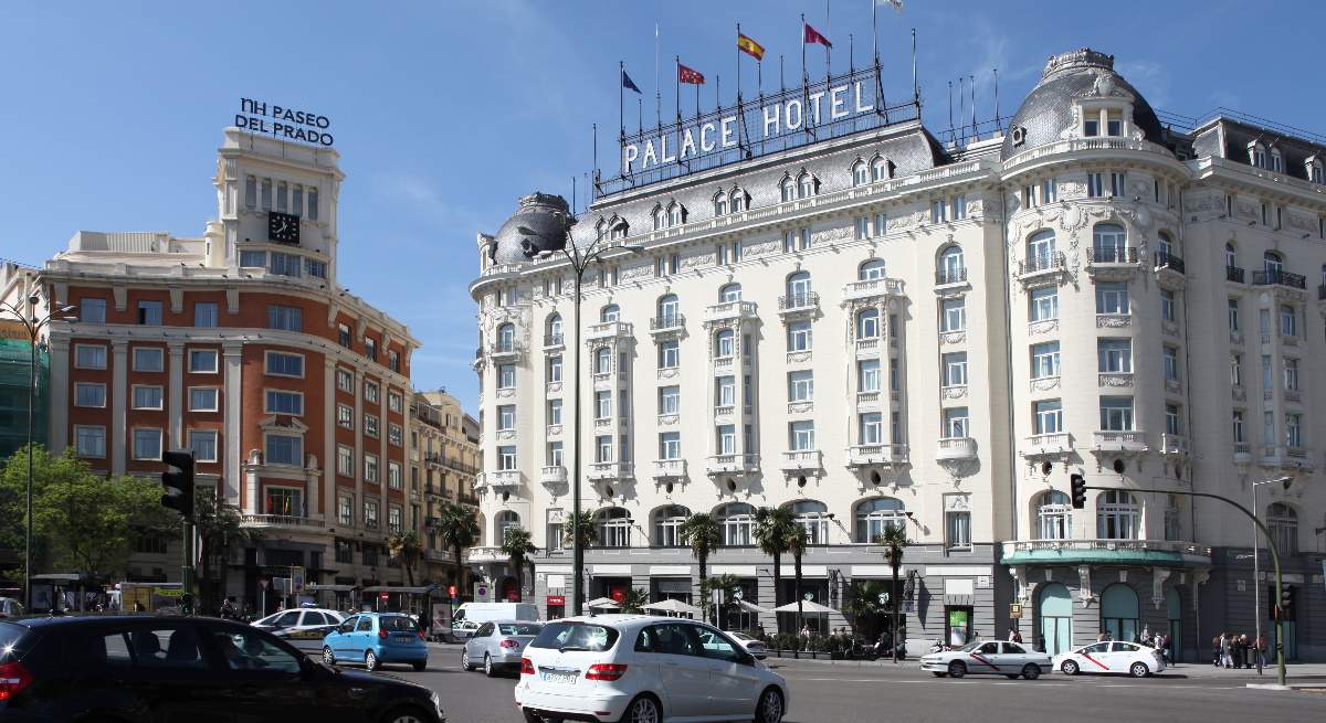 El-edificio-hotel-Palace-en-el-centro-de-la-ciudad-de-Madrid-iStock.jpg