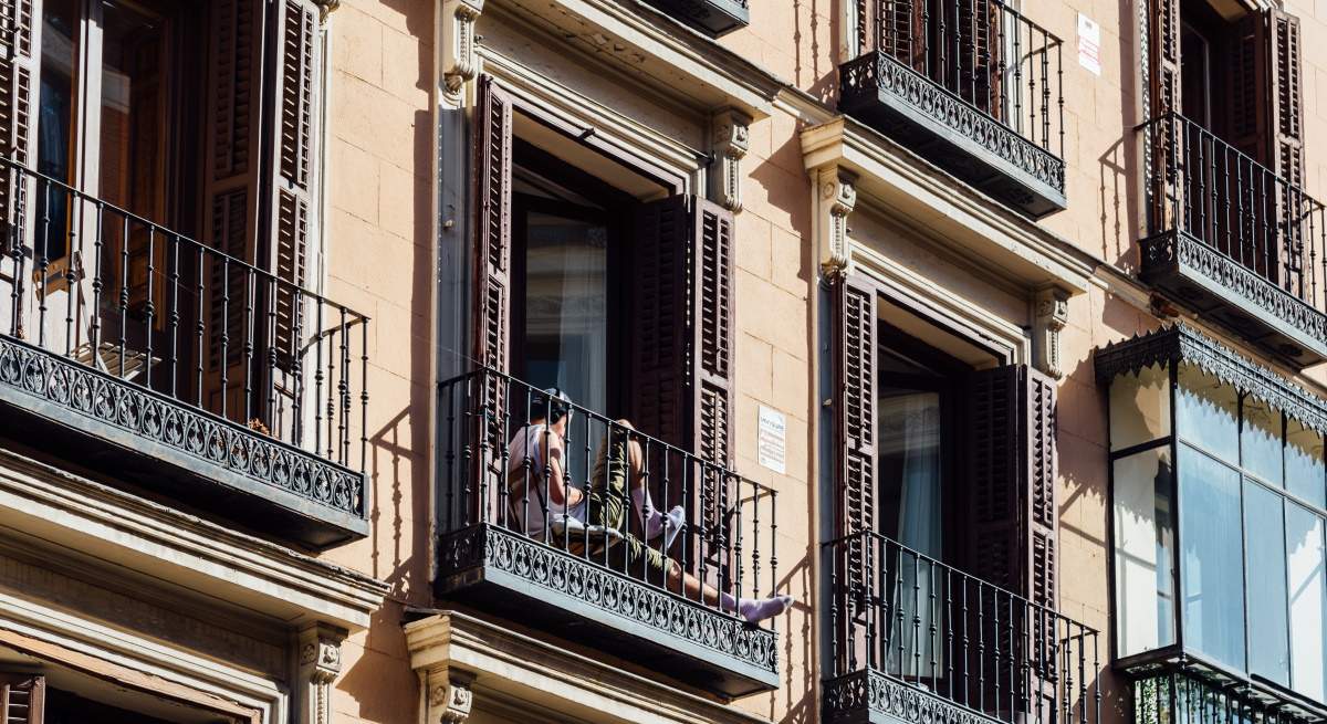 balcon-hombre-viviendas-istock.jpg