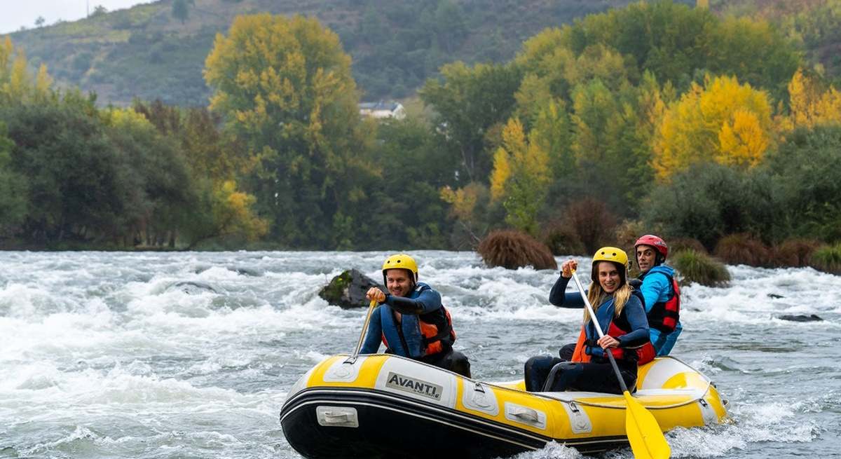 Compañeros de trabajo practicando rafting.