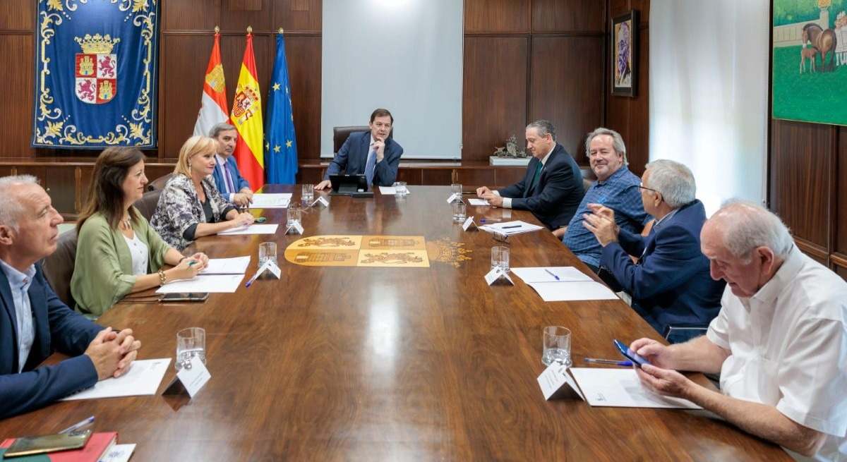 Reunión de Fernández Mañueco con los alcaldes de la comarca Sanabria-Carballeda