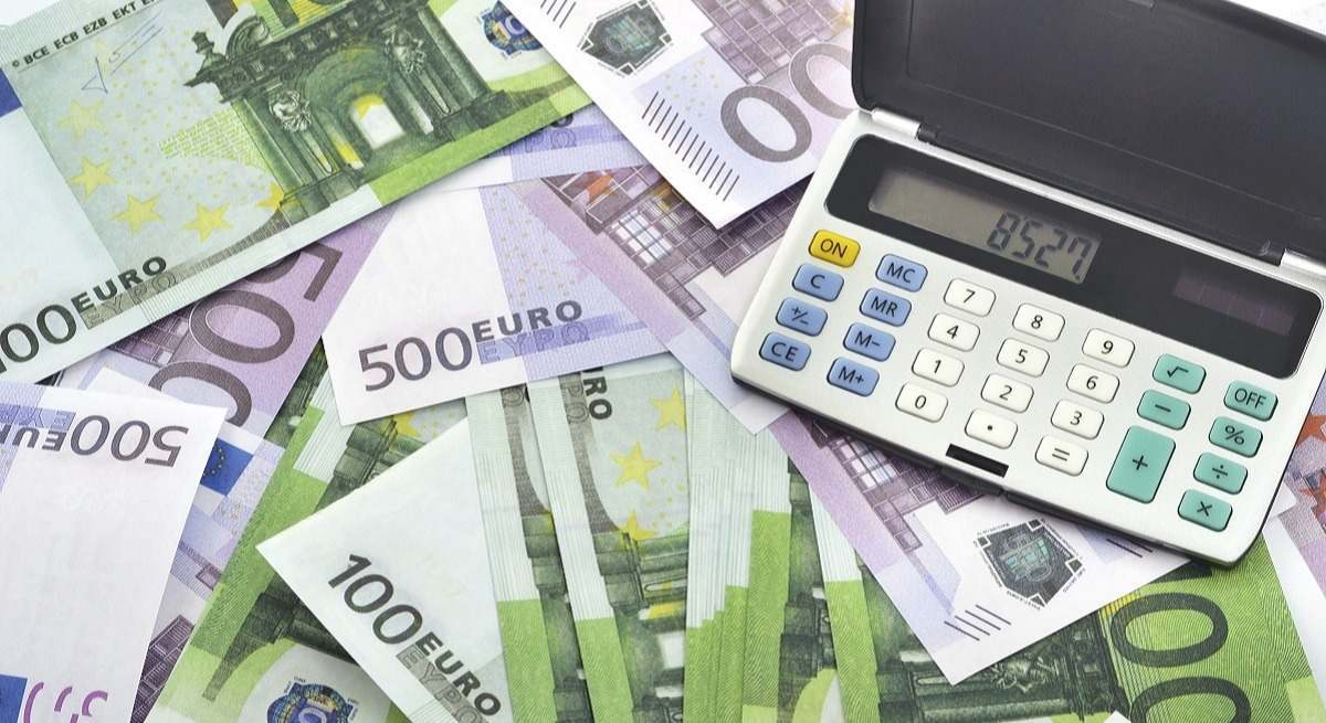 Una calculadora junto a varios billetes