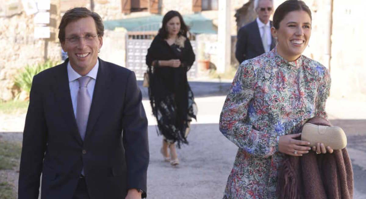 Almeida y Teresa Urquijo, foco de todas las miradas en la boda de Verónica Urquijo