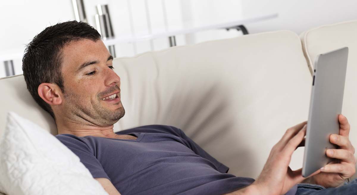 hombre-gestiona-tramite-tablet-dreamstime.jpg