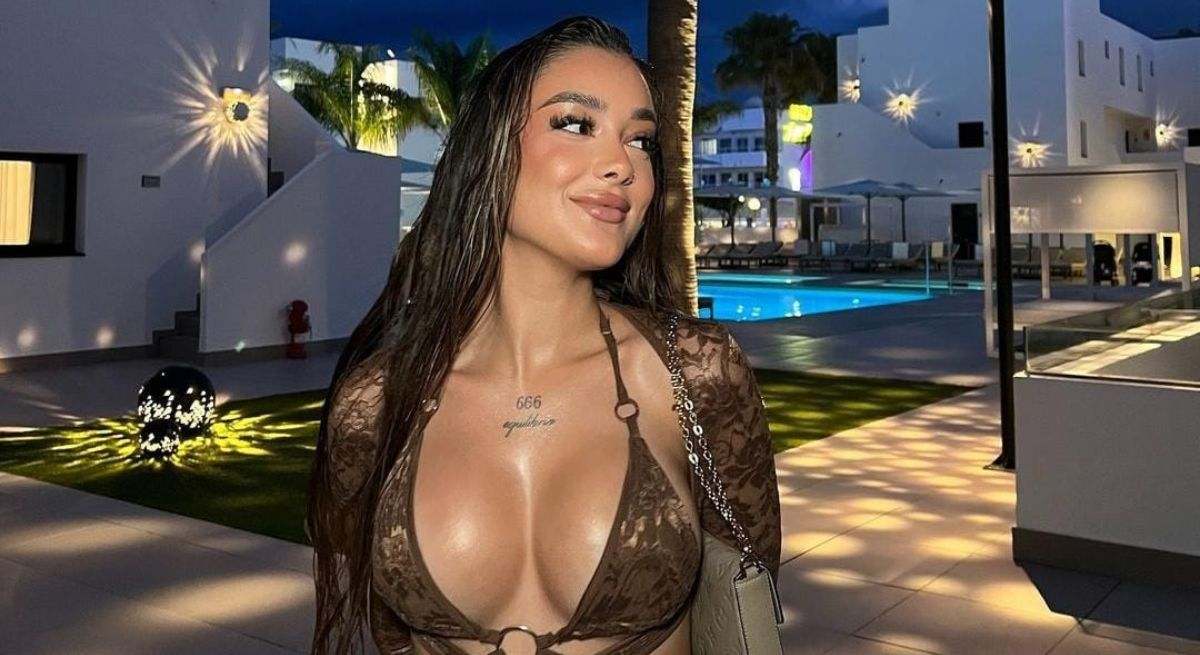 Juls Janeiro posando en sus vacaciones en Ibiza.