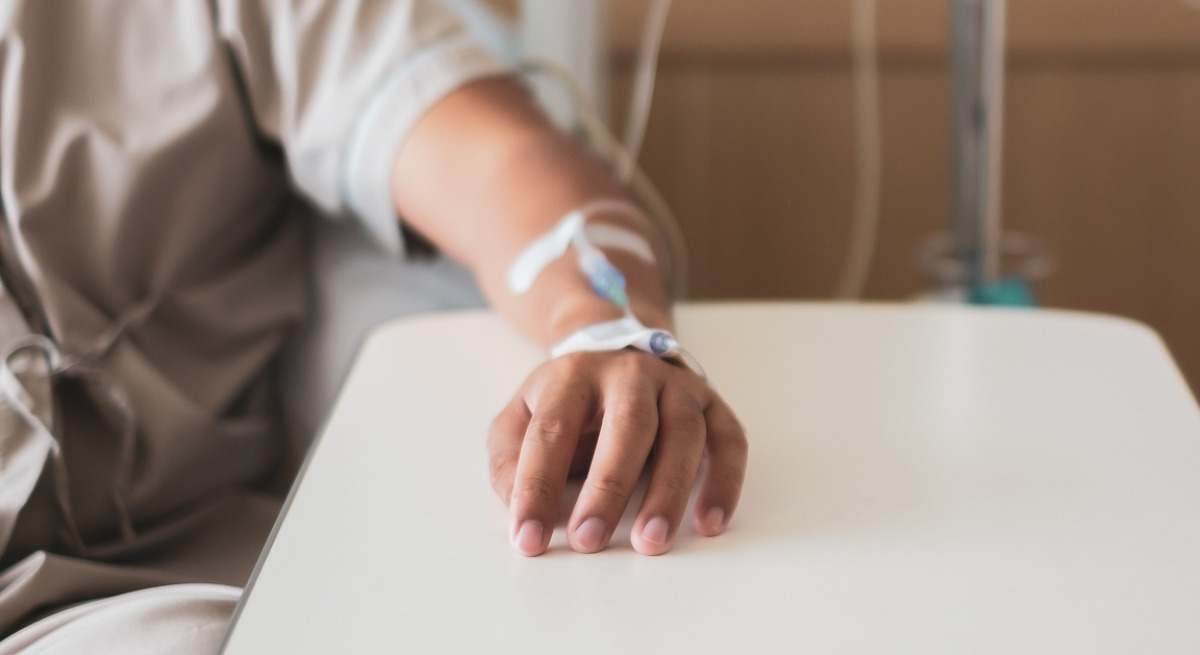 Un paciente recibe un tratamiento por vía intravenosa en un hospital