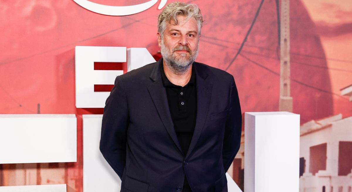 Raúl Cimas posando en un photocall