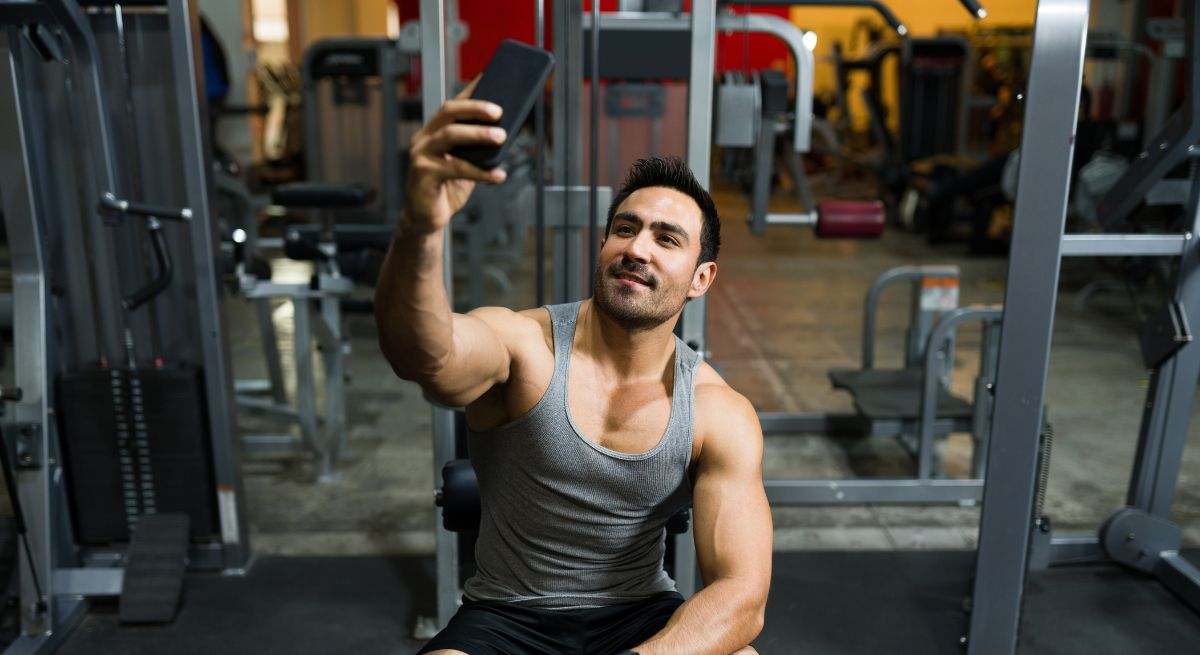 Hombre haciéndose una foto en el gimnasio
