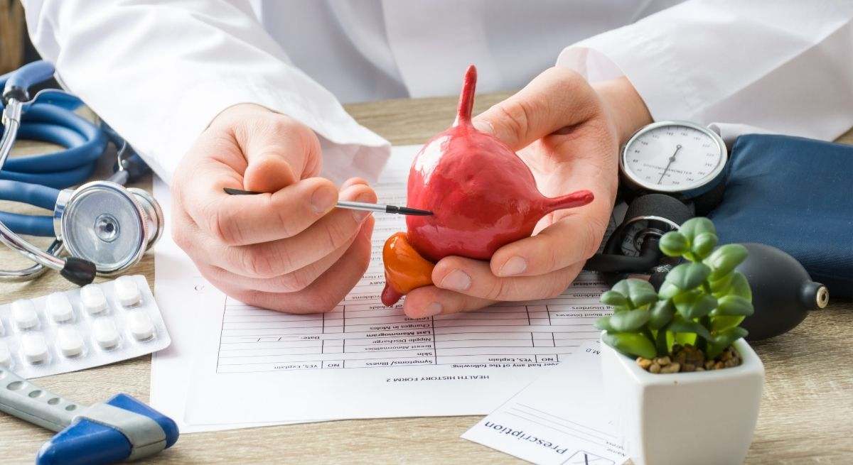 Médico explicando el cáncer de vejiga.
