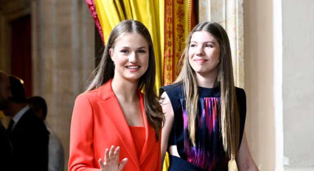 La princesa Leonor y la infanta Sofía toman el relevo a los Reyes en París: Felipe VI y Letizia, en Mallorca