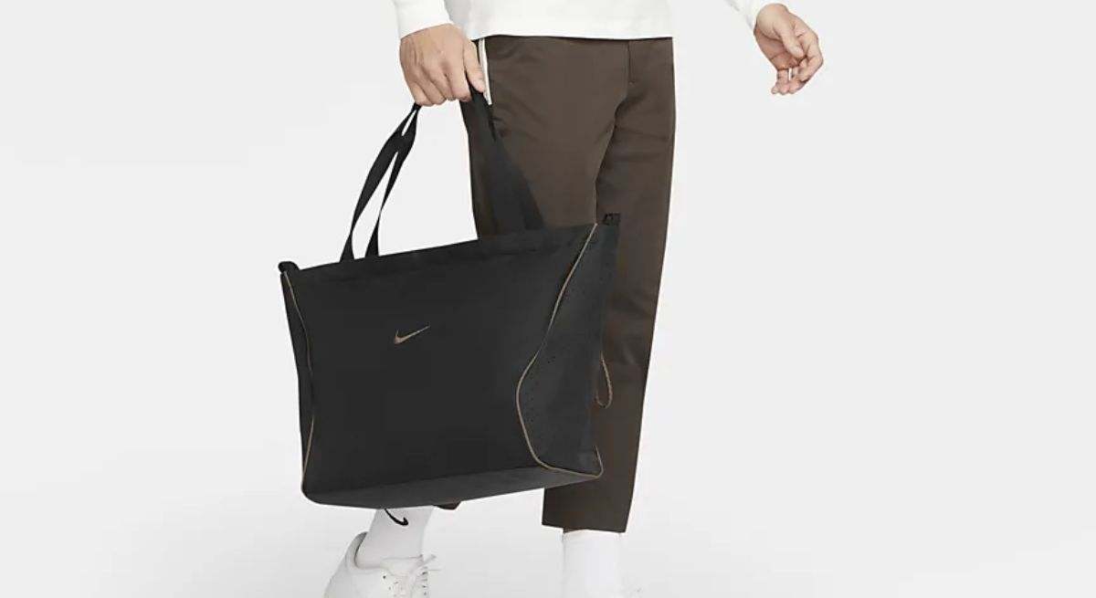 La-bolsa-de-mano-perfecta-para-el-gimnasio-esta-en-Nike-y-ahora-tiene-un-25-de-descuento.jpg