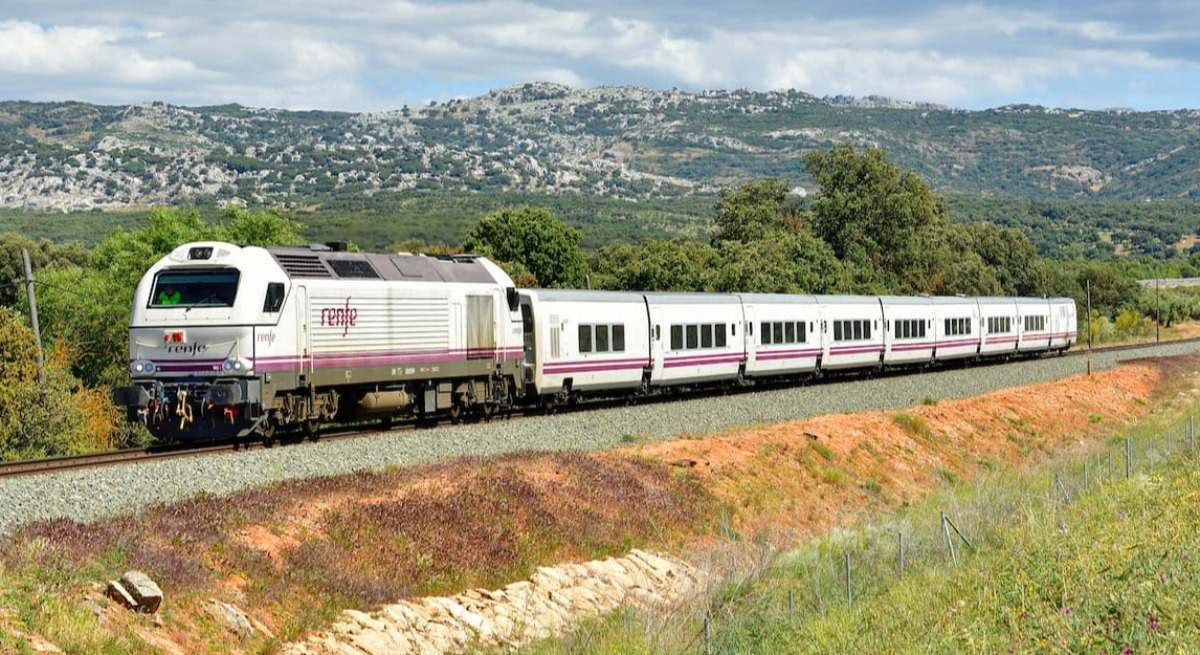 Intercity Algeciras-Madrid prestado con una rama de Talgo VI por Parchite (Málaga). Foto: Cesare Sapienza