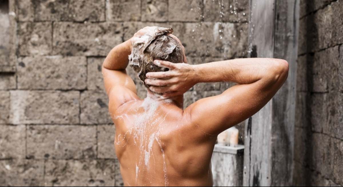 hombre-ducha-canva