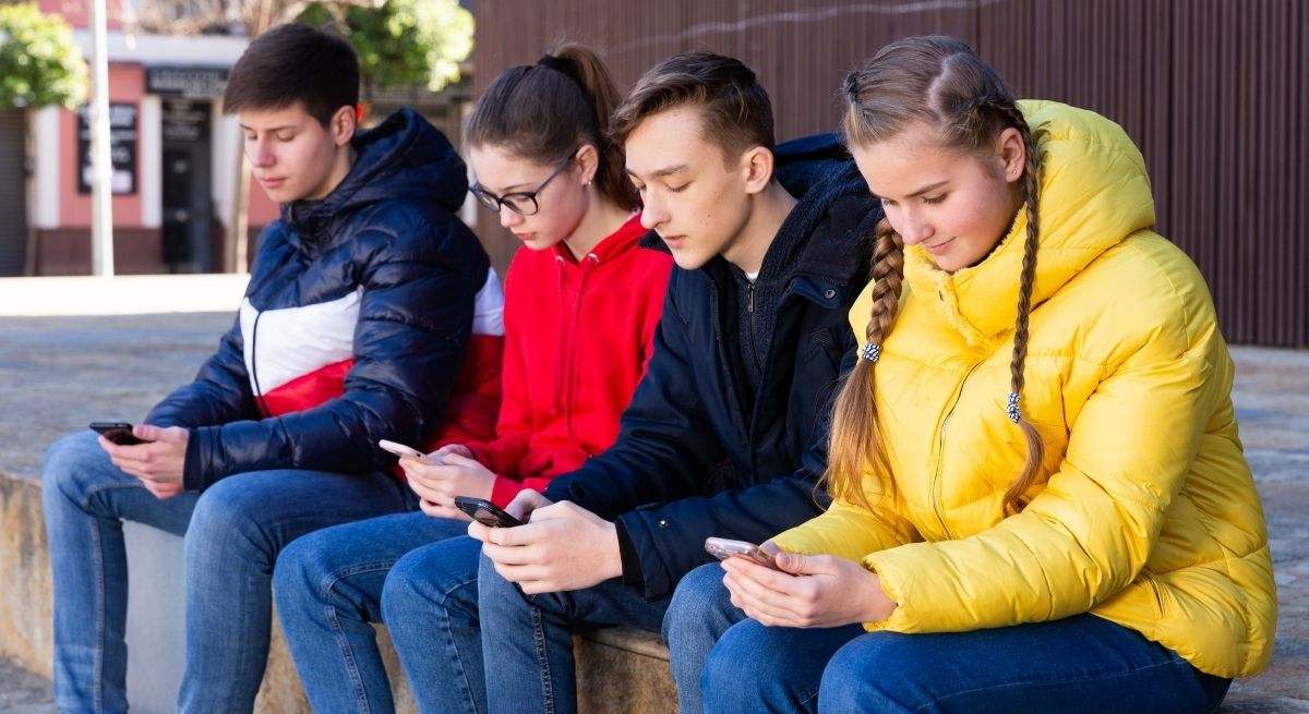 Es tendencia y es lo correcto: miles de familias en España se organizan para dejar a los adolescentes sin móvil hasta los 16