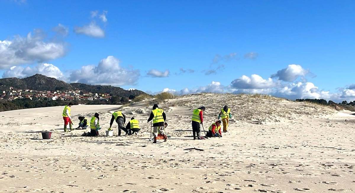 Voluntarios recogen los pellets de las playas