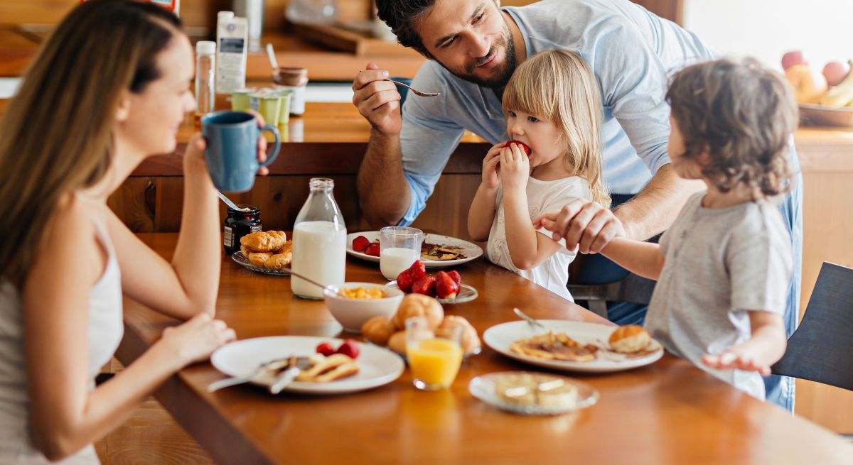 Una familia desayuna al completo por la mañana
