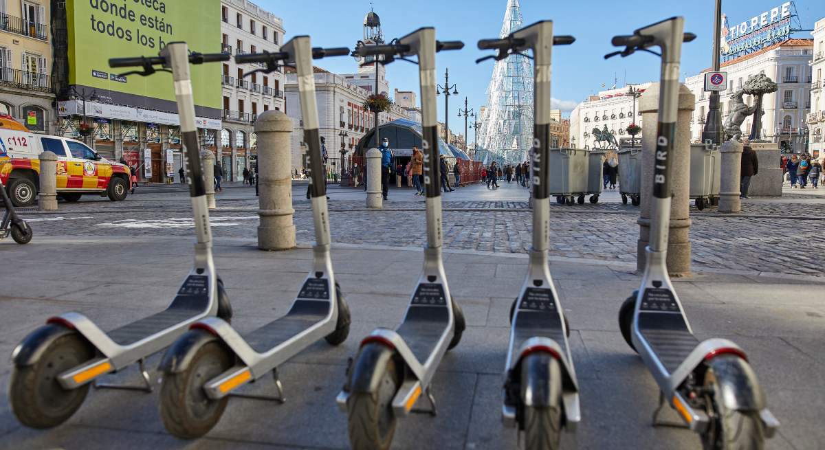 EuropaPress_3506418_varios_patinetes_electricos_estacionados_centro_madrid_espana_enero_2021-1.jpg