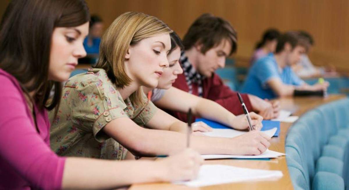 universitarios-estudiando-alamy.jpg