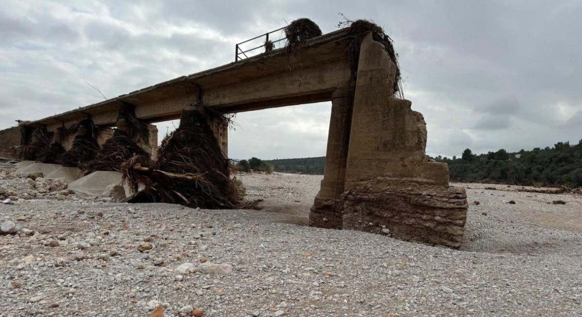 Un puente destruido por el agua.