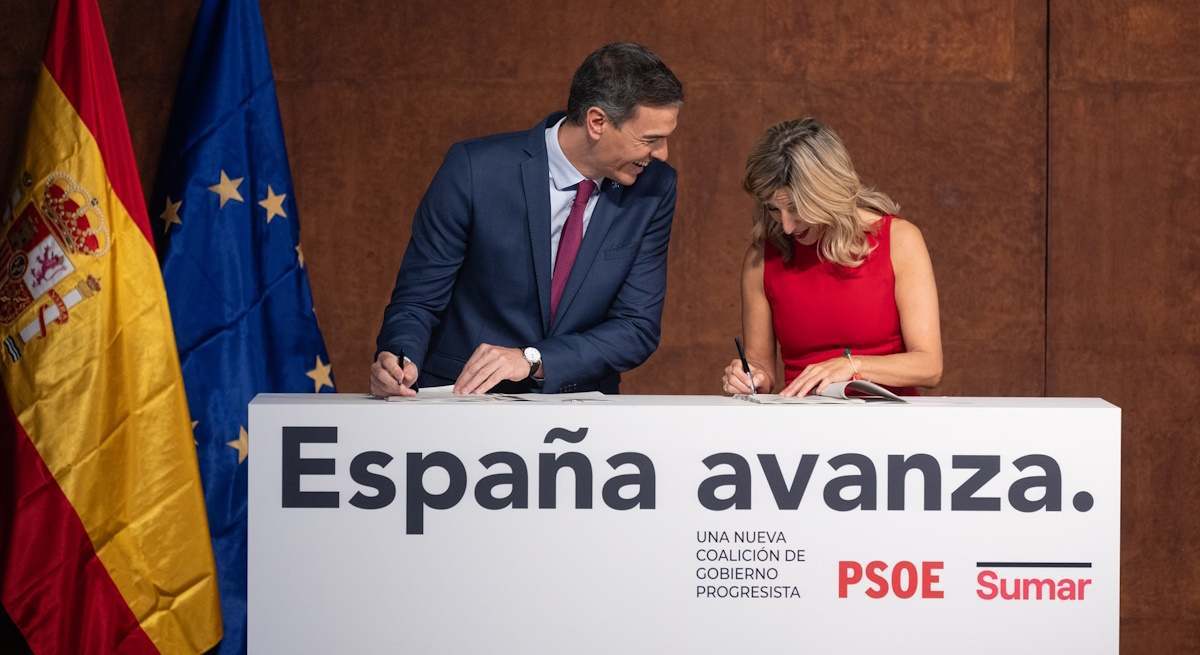 Pedro Sánchez y Yolanda Díaz firman el acuerdo de Gobierno.