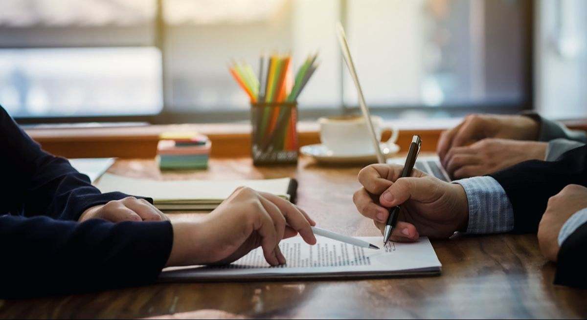 Firma de un acuerdo de Banca Privada. Istock