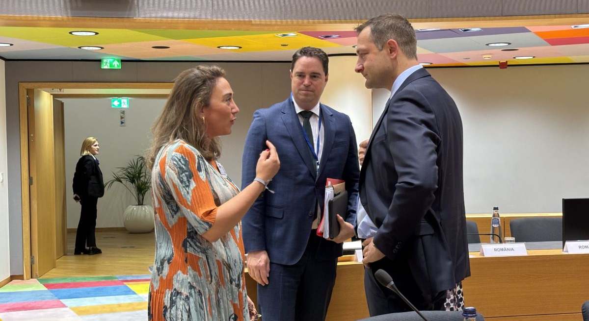 La consejera de Agricultura de CyL, María González Corral con el comisario de Agricultura, Christophe Hansen