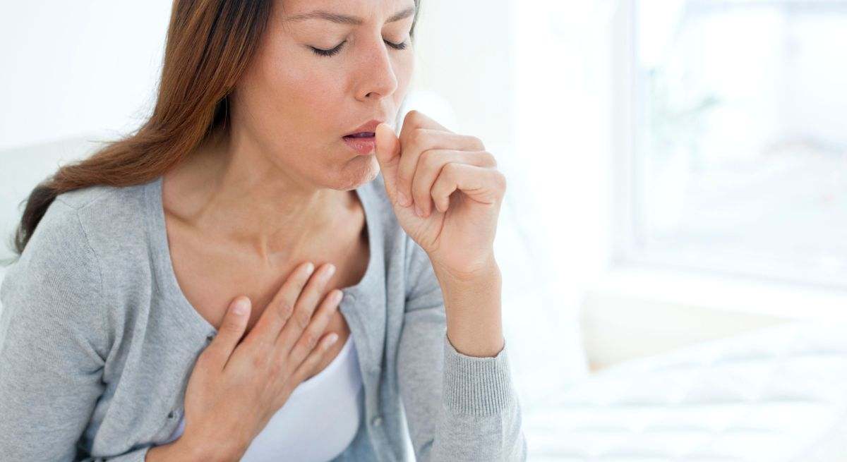 Una persona tose como consecuencia de la alergia