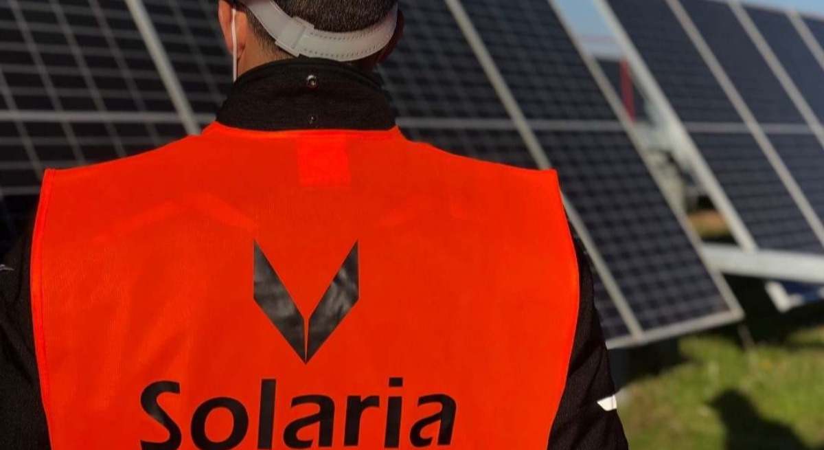 Trabajador de Solaria en un parque de paneles solares. Archivo