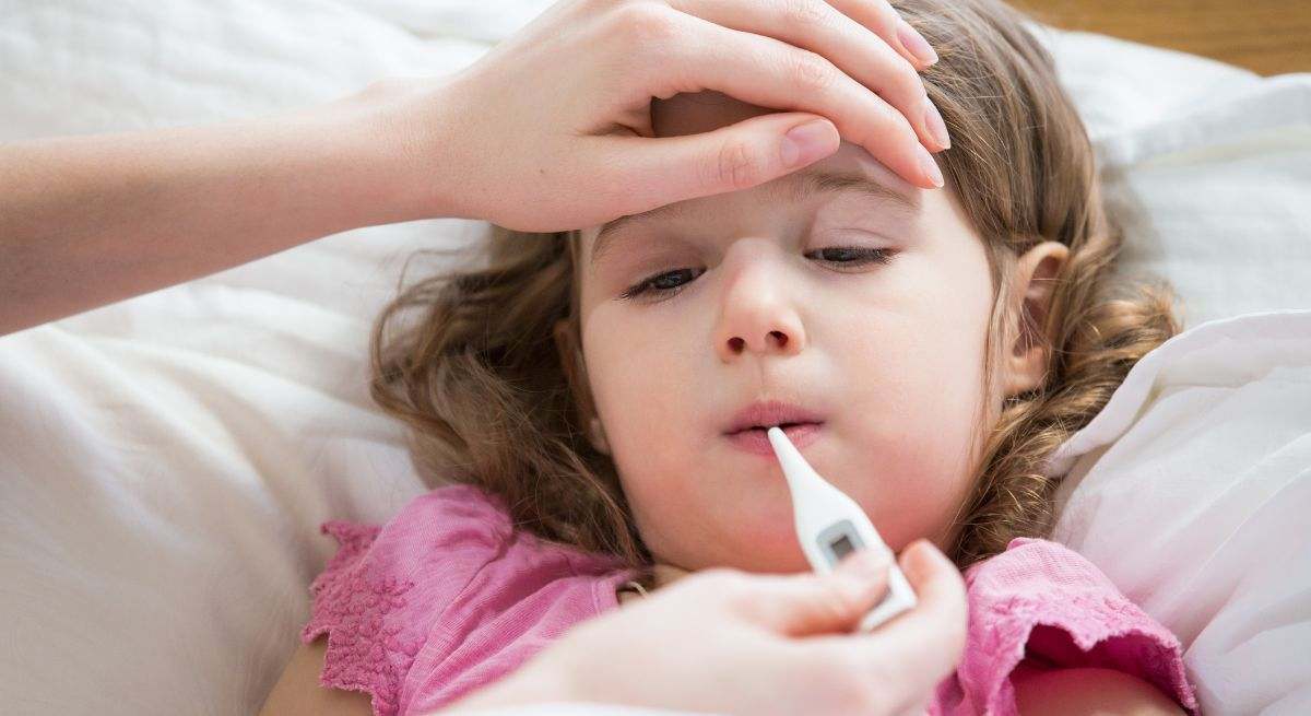 Las palabras de una pediatra sobre la enfermedad que puede transmitirse antes de dar síntomas: "Produce fiebre, malestar general y falta de apetito"