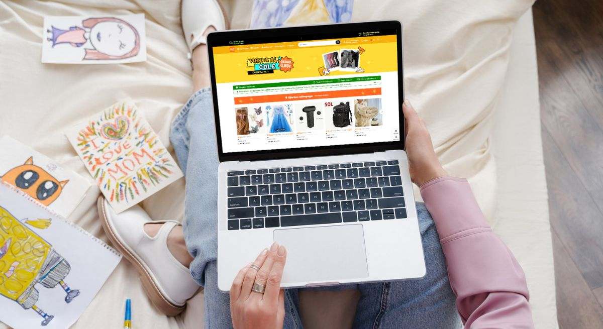 una usuaria visita la web de temu en su ordenador
