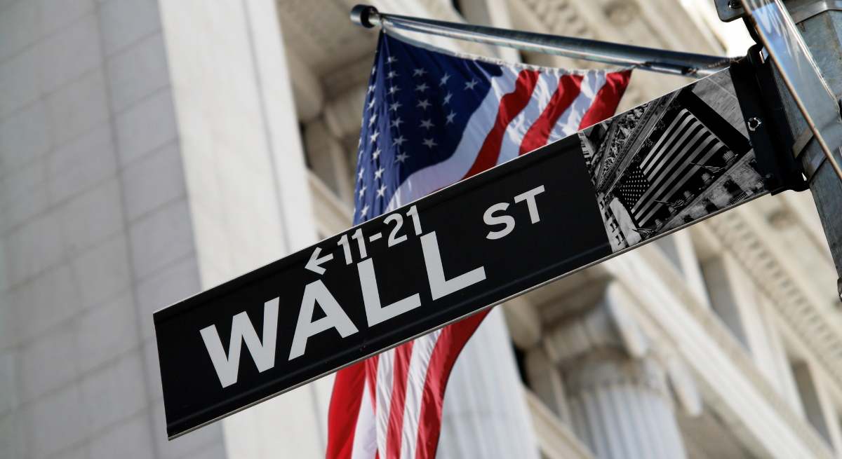 wall-street-edificio-bolsa-nueva-york-cartel-calle-bandera-eeuu-istock-1200x655.jpg