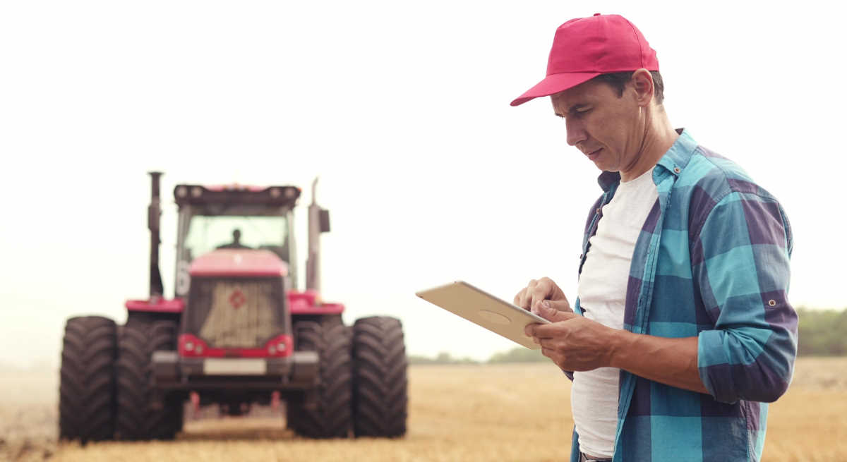 trabajador-campo-tractor-tablet-1200-dreamstime.jpg
