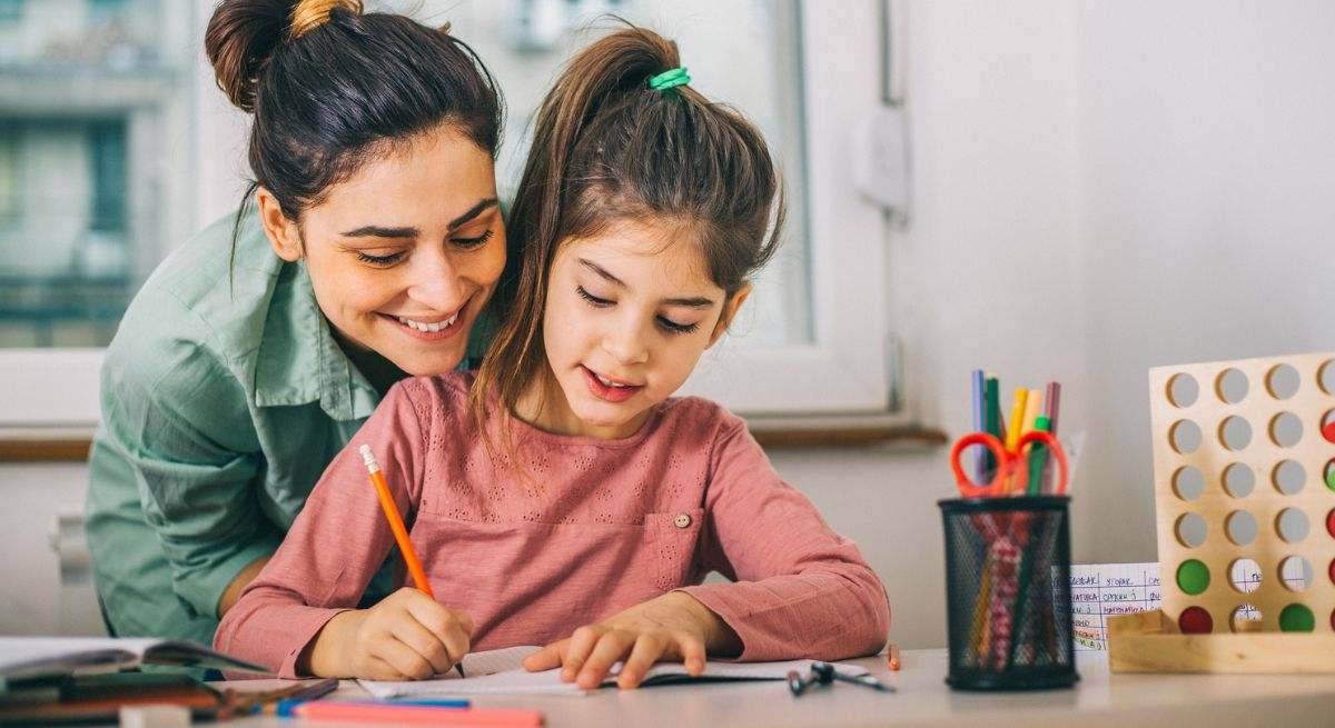 Una madre ayuda a su hija con los deberes. / Foto: iStock