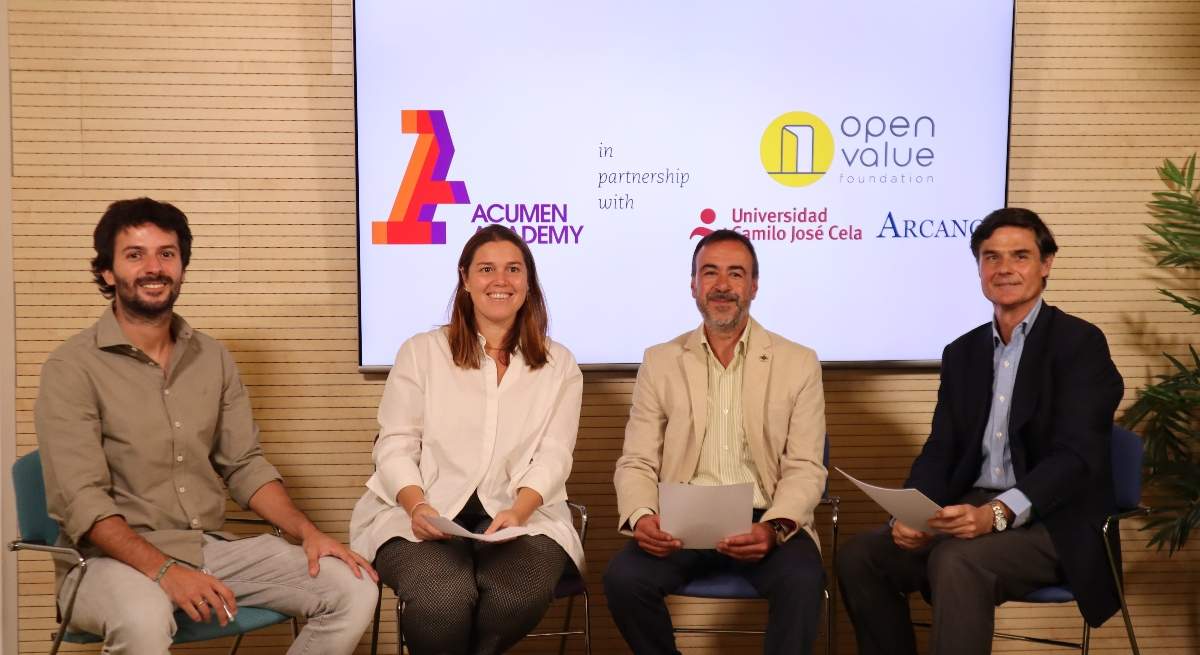 Firma-acuerdo-Acumen-y-patrocinadores-cerca-1.jpg