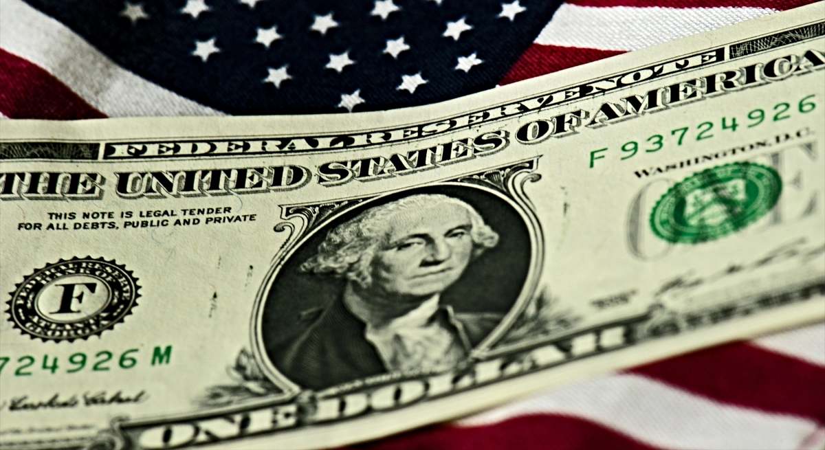 Un dólar sobre una bandera de EEUU / EP