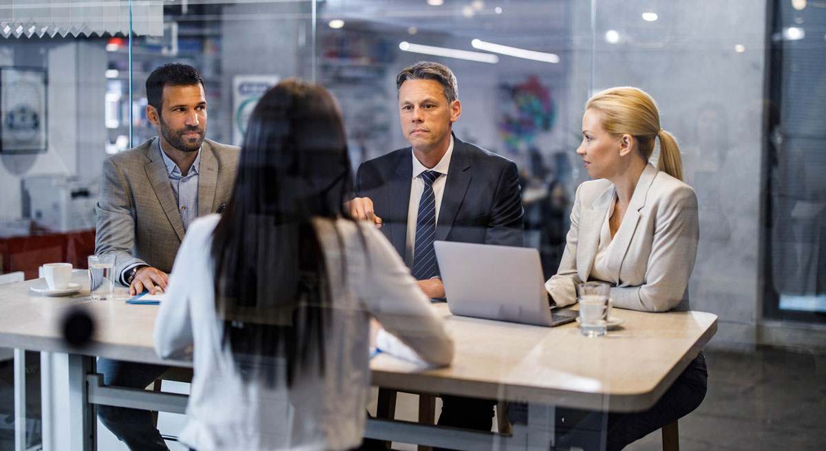Reunión hombres y mujeres en una oficina.